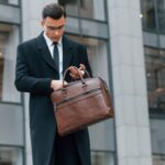 Мужские сумки и портфели: функциональность и стиль для делового человека